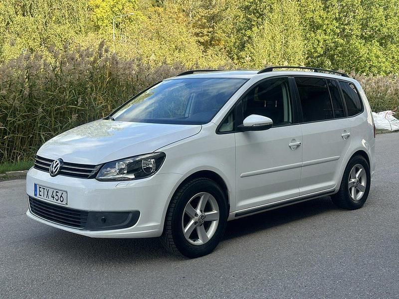 Vit Begagnad 2015 VW Touran Minibuss | 94 900 kr (Bra pris) - Bild 1/4