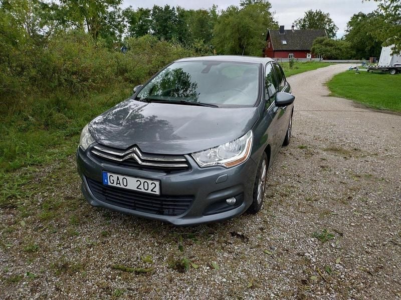 Grå Begagnad 2011 Citroën C4 Halvkombi | 35 000 kr (Marknadspris) - Bild 1/3