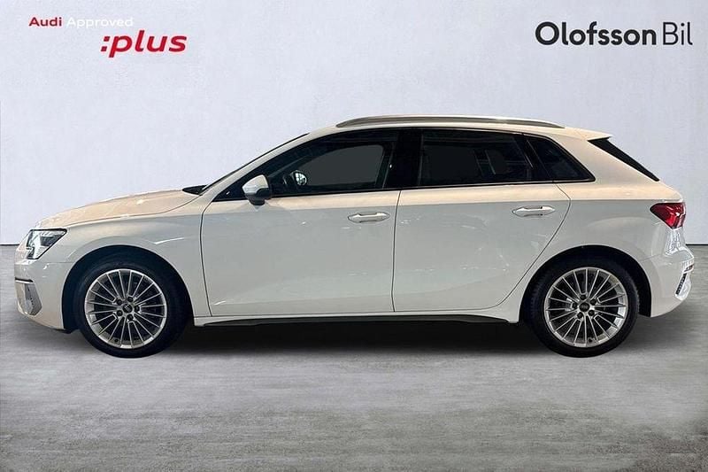 Vit Begagnad 2022 Audi A3 Sportback Advanced Plus Halvkombi | 259 000 kr (Marknadspris) - Bild 1/4