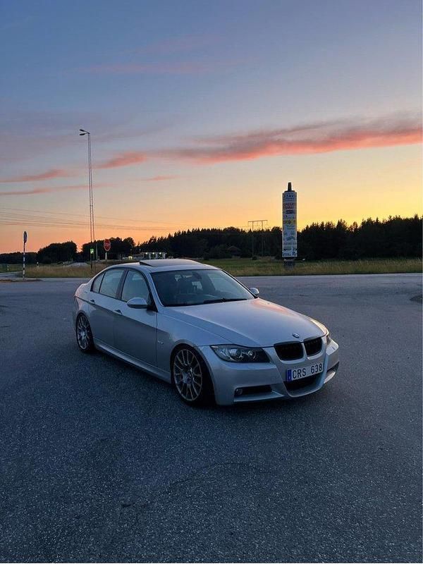 Silver Begagnad 2008 BMW 335 M Sport Sedan | 179 000 kr (Bra pris) - Bild 1/4