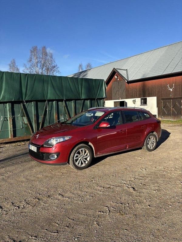 Röd Begagnad 2013 Renault Mégane GrandTour Kombi | 41 000 kr (Marknadspris) - Bild 1/4