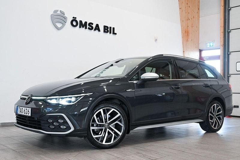 Grå Begagnad 2022 VW Golf Alltrack Executive Kombi | 319 800 kr (Lite dyr) - Bild 1/4