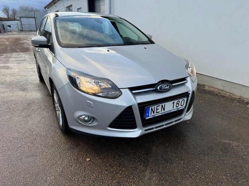 Grå Begagnad 2012 Ford Focus Kombi | 58 900 kr (Marknadspris) - Bild 1/4