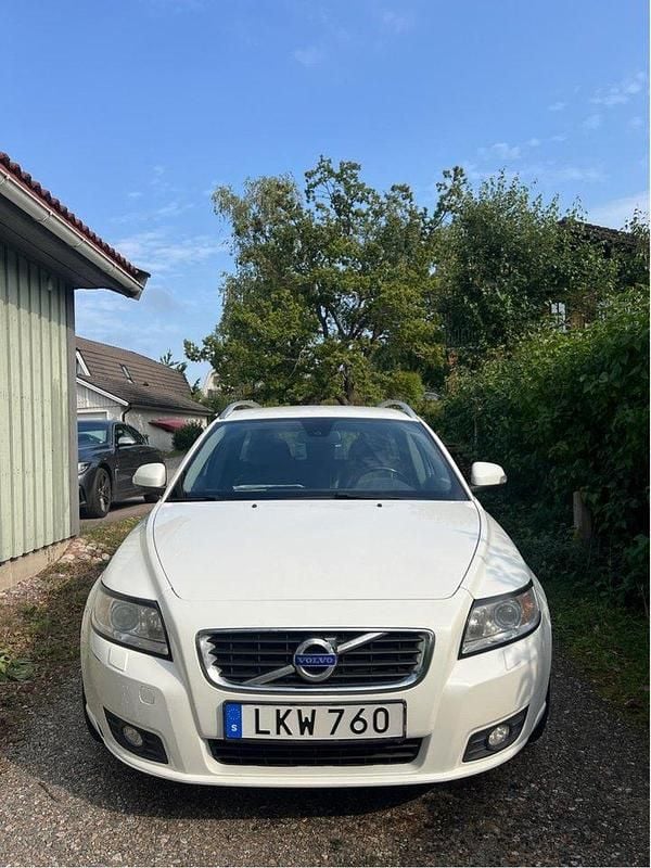 Vit Begagnad 2012 Volvo V50 Momentum Kombi | 65 000 kr (Lite dyr) - Bild 1/4