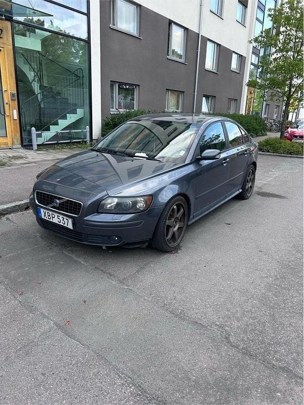 Grå Begagnad 2006 Volvo S40 Summum Sedan | 35 000 kr (Superpris) - Bild 1/4