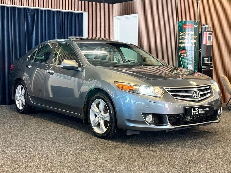 Ljusgrå Begagnad 2009 Honda Accord Executive Sedan | 54 900 kr (Marknadspris) - Bild 1/4
