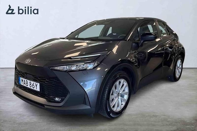 Grå Begagnad 2025 Toyota C-HR SUV | 309 900 kr - Bild 1/1