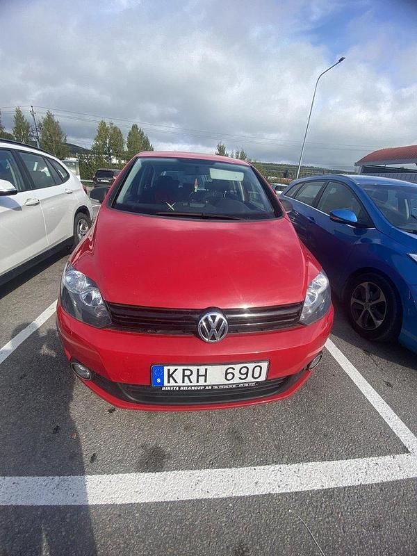 Röd Begagnad 2010 VW Golf Halvkombi | 50 000 kr (Marknadspris) - Bild 1/4