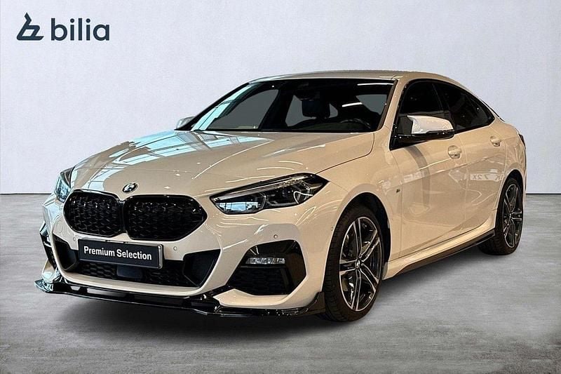 Vit Begagnad 2021 BMW 218 M Sport Sportkupé | 274 900 kr (Marknadspris) - Bild 1/4
