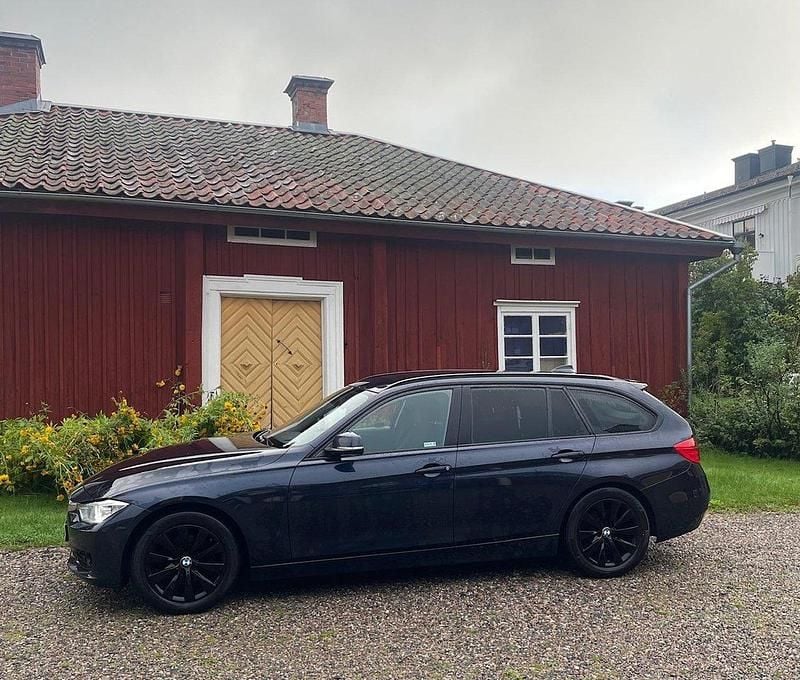 Blå Begagnad 2013 BMW 320 Sport Line Kombi | 87 000 kr (Bra pris) - Bild 1/4