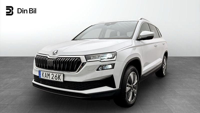 Vit Begagnad 2022 Skoda Karoq Style SUV | 304 900 kr (Marknadspris) - Bild 1/4