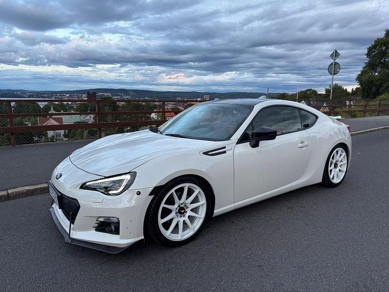 Vit Begagnad 2015 Subaru BRZ Sportkupé | 237 900 kr - Bild 1/4