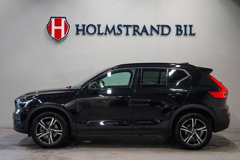 Svart Begagnad 2023 Volvo XC40 Plus SUV | 354 900 kr (Lite dyr) - Bild 1/4
