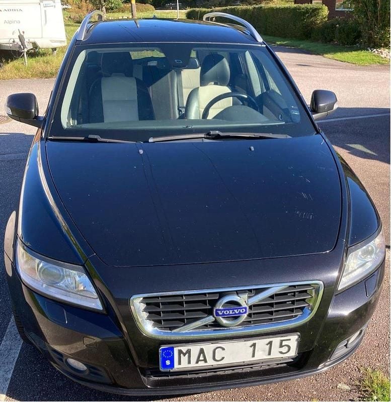 Svart Begagnad 2012 Volvo V50 Momentum Kombi | 35 000 kr (Marknadspris) - Bild 1/4