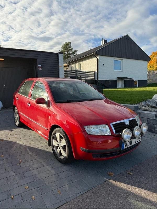 Röd Begagnad 2004 Skoda Fabia Halvkombi | 20 000 kr (Marknadspris) - Bild 1/4