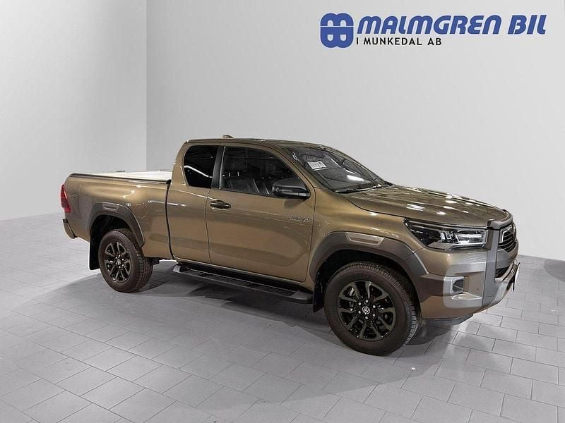 Grön (oxide bronze metallic ) Begagnad 2023 Toyota HiLux Pickup | 561 250 kr (Bra pris) - Bild 1/4