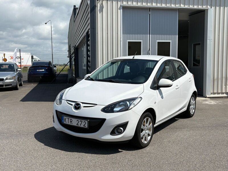 Vit Begagnad 2011 Mazda 2 Halvkombi | 59 900 kr (Marknadspris) - Bild 1/4