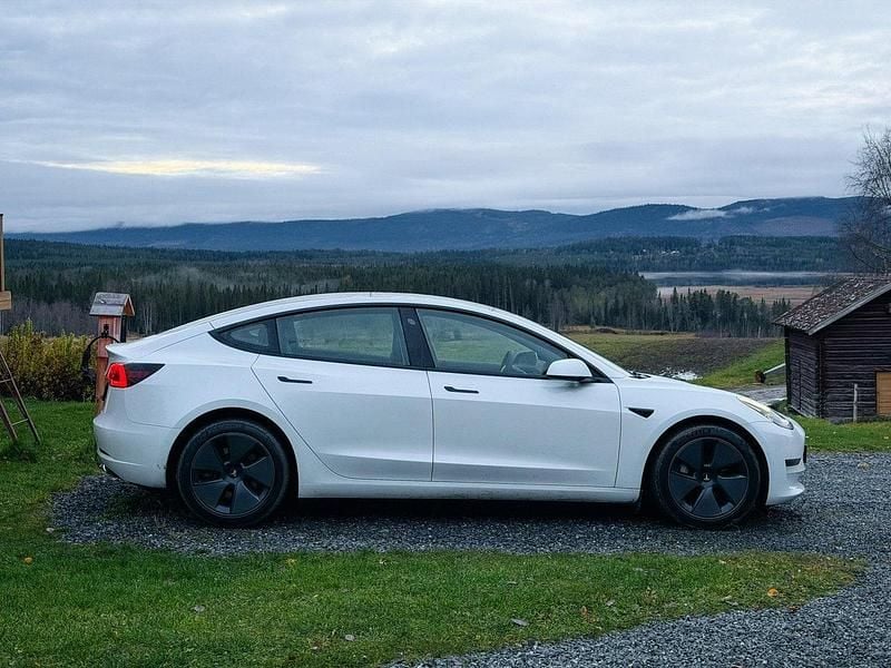 Vit Begagnad 2021 Tesla Model 3 Long Range AWD Sedan | 300 000 kr (Marknadspris) - Bild 1/4