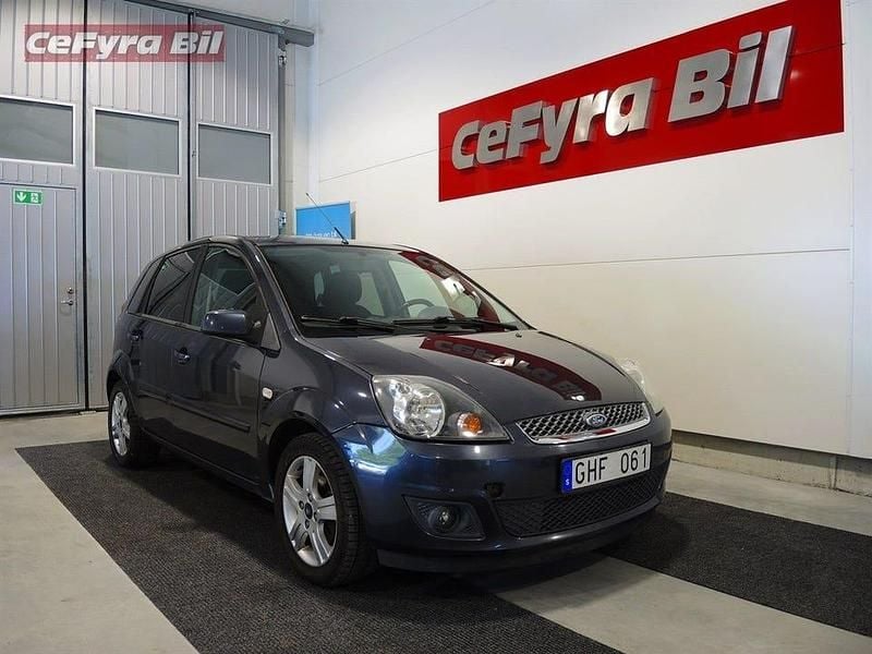 Grå Begagnad 2008 Ford Fiesta Halvkombi | 34 900 kr (Lite dyr) - Bild 1/4
