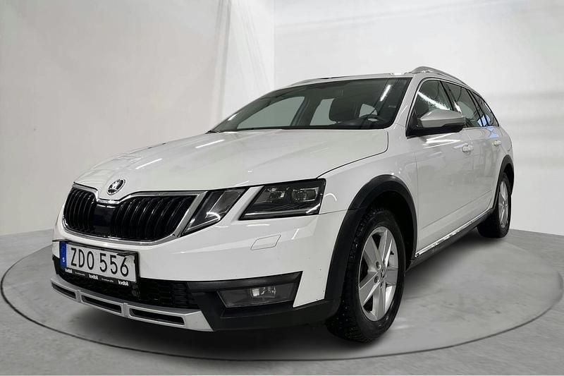 Vit Begagnad 2018 Skoda Octavia Scout Kombi | 99 000 kr (Marknadspris) - Bild 1/4
