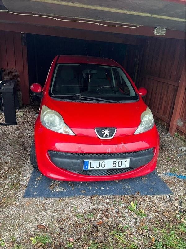 Röd Begagnad 2007 Peugeot 107 Halvkombi | 20 000 kr (Marknadspris) - Bild 1/3
