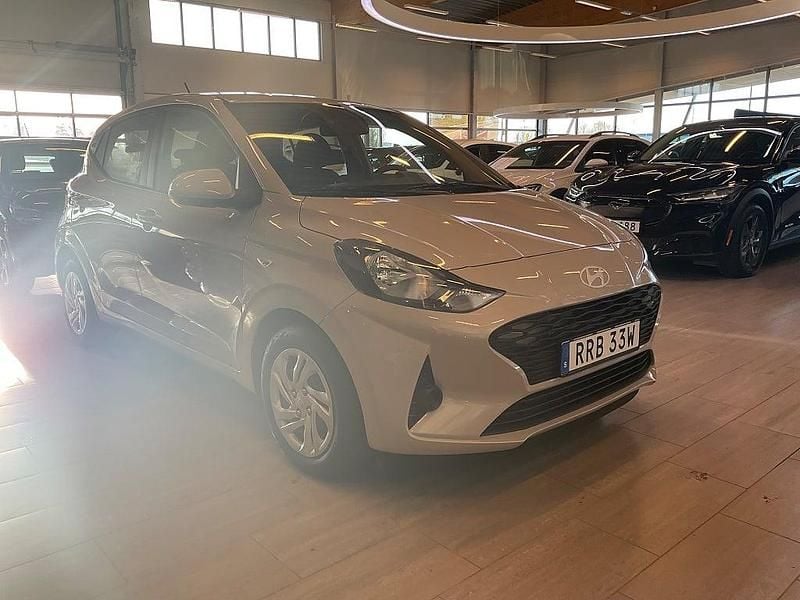 Ny Hyundai i10 Essential 63 HK (46 kW) 2025 Lumen gray pearl grå Halvkombi