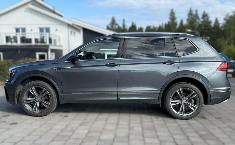 Grå Begagnad 2021 VW Tiguan Allspace R-line SUV | 400 000 kr (Marknadspris) - Bild 1/4