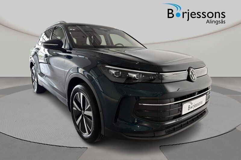 Mörkblå (blå) Ny 2025 VW Tiguan SUV | 549 900 kr (Lite dyr) - Bild 1/4