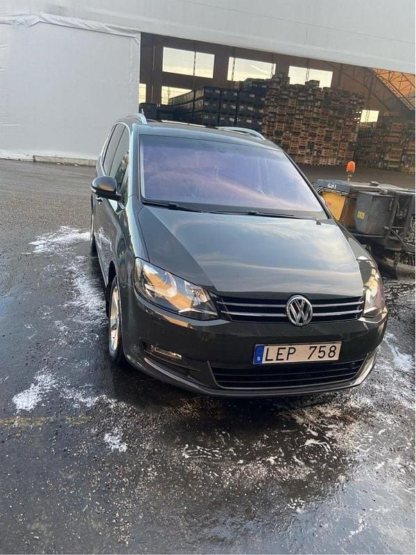 Grå Begagnad 2011 VW Sharan Minibuss | 119 900 kr (Marknadspris) - Bild 1/4