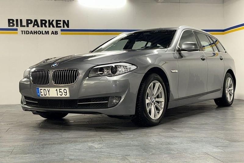 Grå Begagnad 2012 BMW 520 Kombi | 99 500 kr (Marknadspris) - Bild 1/4