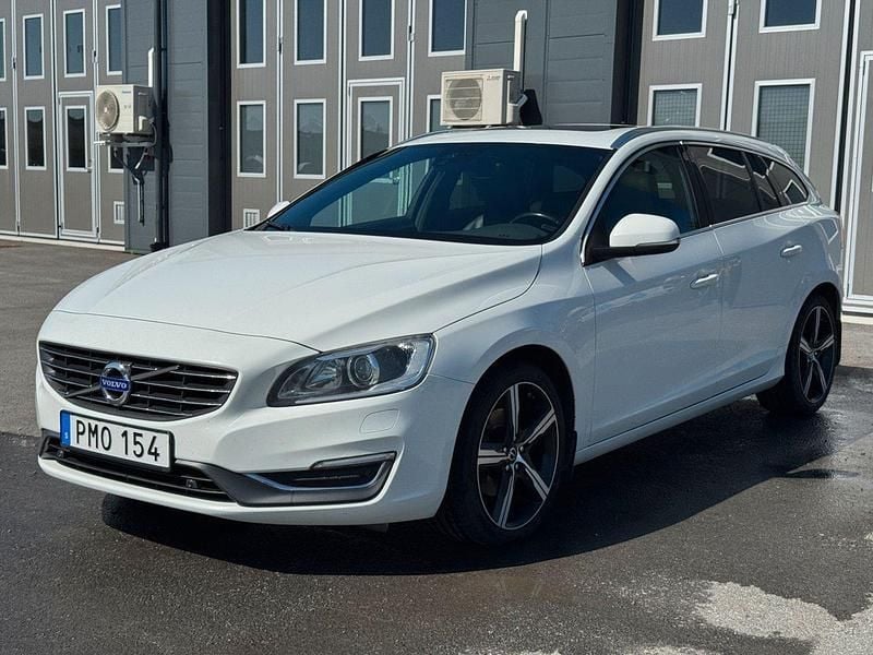 Vit Begagnad 2015 Volvo V60 Summum Kombi | 119 900 kr (Marknadspris) - Bild 1/4