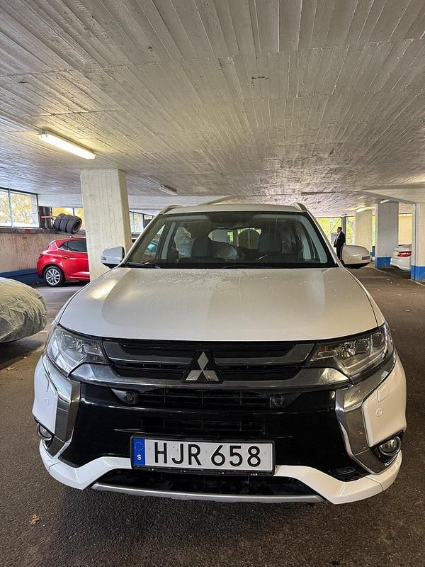 Vit Begagnad 2015 Mitsubishi Outlander P-HEV SUV | 127 900 kr (Lite dyr) - Bild 1/4