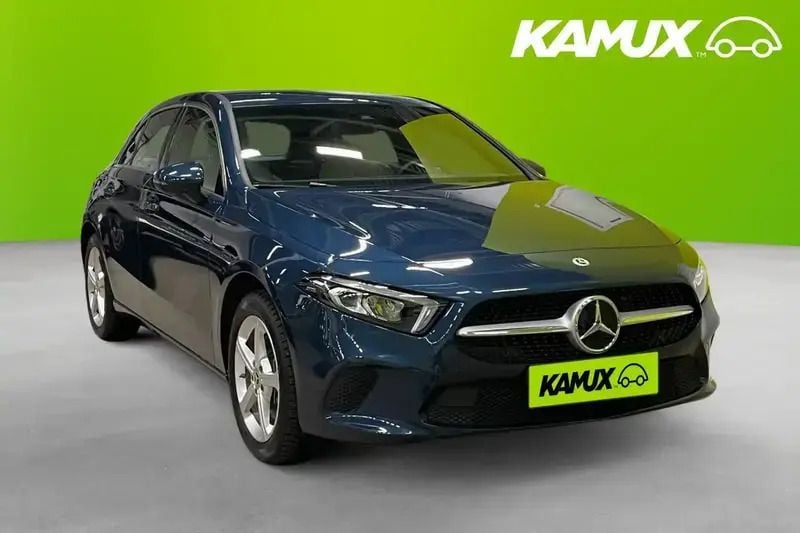 Blå Begagnad 2023 Mercedes A250 Halvkombi | 319 900 kr (Marknadspris) - Bild 1/4