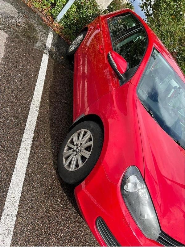 Röd Begagnad 2012 VW Golf VII Halvkombi | 75 000 kr (Marknadspris) - Bild 1/4