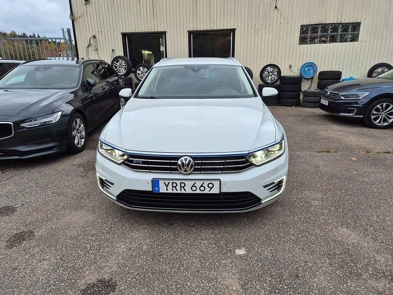 Vit Begagnad 2017 VW Passat GTE Kombi | 169 000 kr (Lite dyr) - Bild 1/4