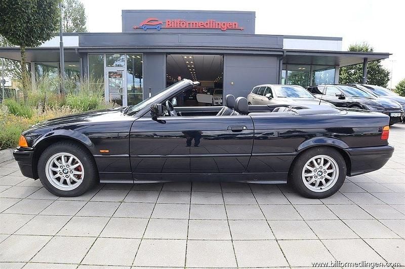 Svart samma som bilen Begagnad 1997 BMW 318 Cabriolet Cab | 69 900 kr - Bild 1/4