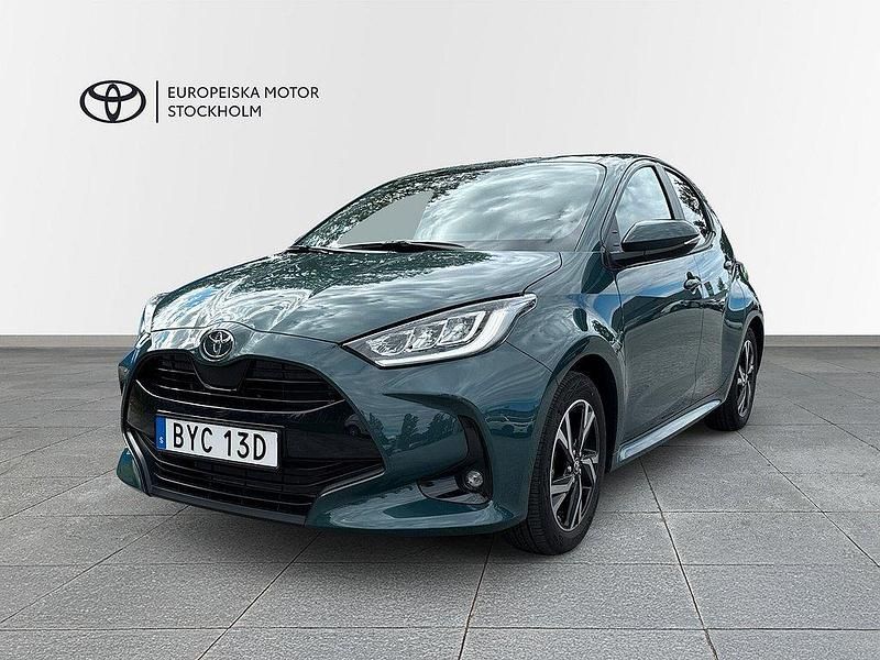 Grön Ny 2025 Toyota Yaris Hybrid Active Halvkombi | 274 900 kr (Marknadspris) - Bild 1/3