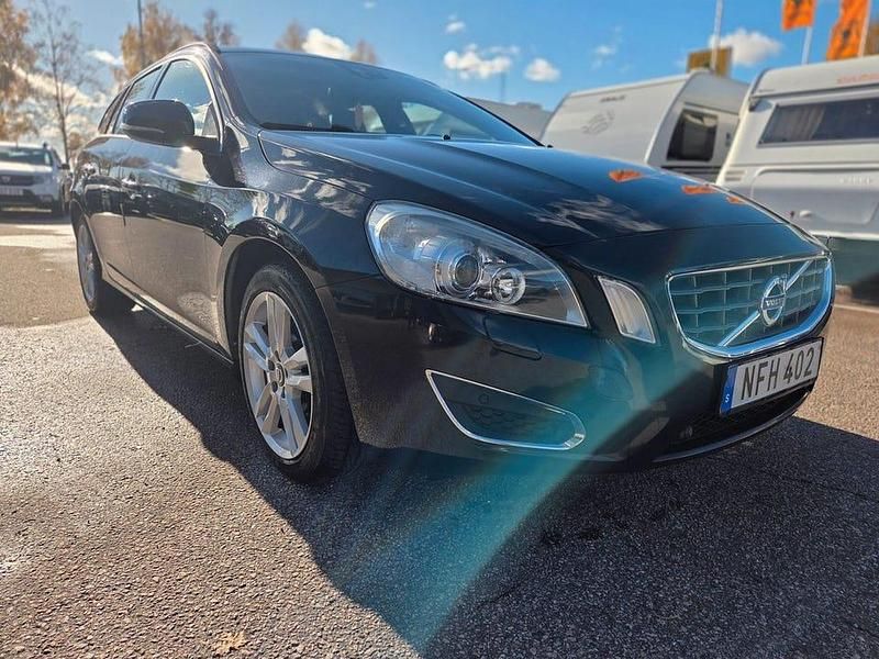 Begagnad Volvo V60 Momentum 163 HK (119 kW) 2012 Svart Kombi