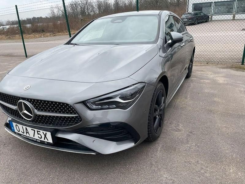 Begagnad Mercedes CLA250 Shooting Brake AMG 163 HK (119 kW) 2024 Selenitgrå metallic Kombi