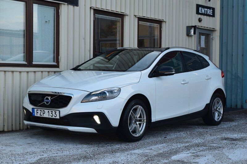 Vit Begagnad 2016 Volvo V40 CC Momentum Kombi | 134 900 kr (Bra pris) - Bild 1/4