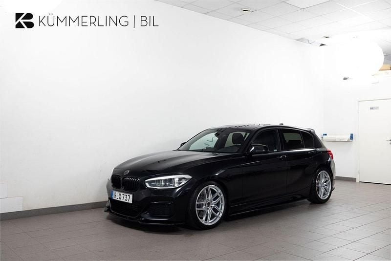 Svart Begagnad 2017 BMW M140 M Sport Halvkombi | 349 900 kr (Marknadspris) - Bild 1/4