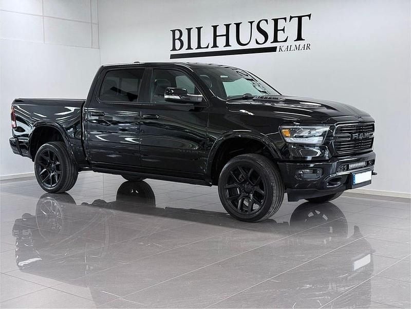 Svart Begagnad 2020 RAM 1500 Pickup | 699 900 kr (Marknadspris) - Bild 1/4