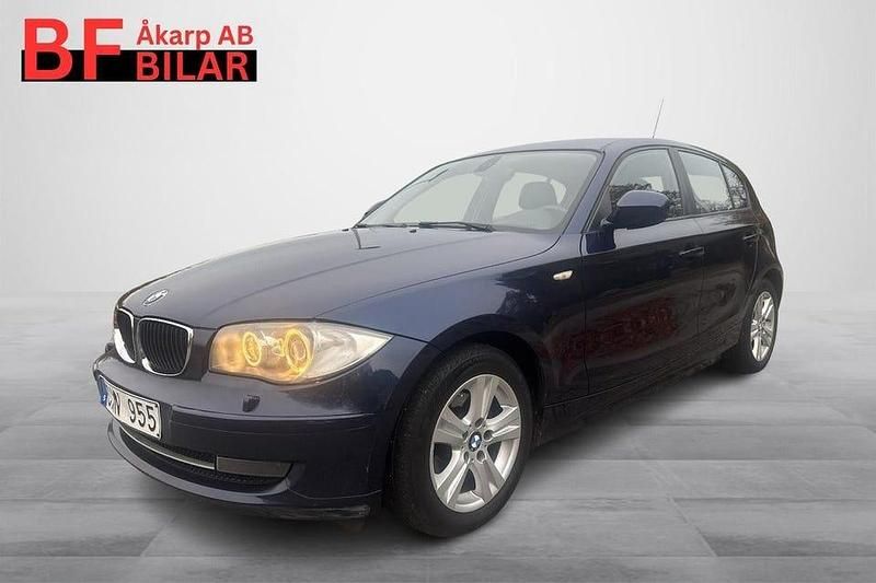 Mörkblå Begagnad 2011 BMW 118 Advantage Halvkombi | 72 500 kr (Marknadspris) - Bild 1/3