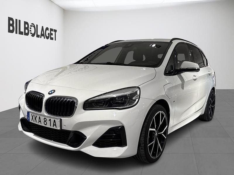 Vit Begagnad 2020 BMW 225 Active Tourer Minibuss | 229 900 kr - Bild 1/4
