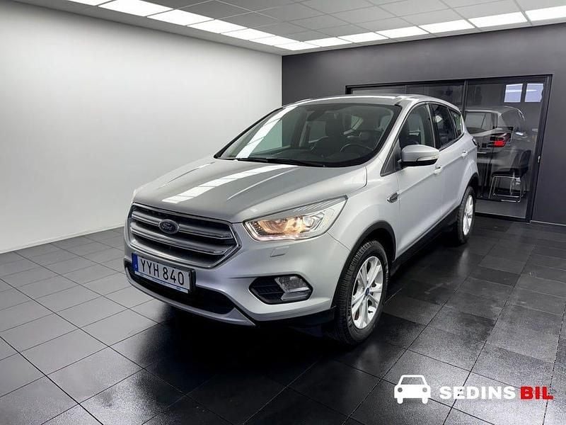 Grå Begagnad 2018 Ford Kuga Titanium SUV | 134 900 kr (Bra pris) - Bild 1/3
