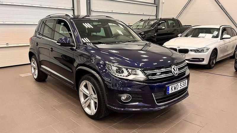Mörkblå (blåmetallic) Begagnad 2015 VW Tiguan R-line SUV | 179 500 kr (Bra pris) - Bild 1/4