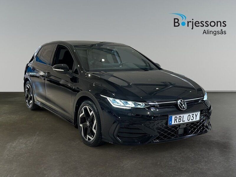 Svart Ny 2025 VW Golf VIII R-line Halvkombi | 344 900 kr (Marknadspris) - Bild 1/4