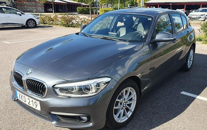 Grå Begagnad 2017 BMW 118 Advantage Halvkombi | 137 500 kr (Bra pris) - Bild 1/4