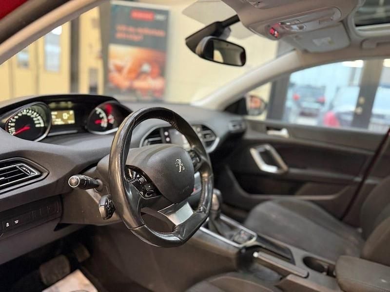 Begagnad Peugeot 308 Active 131 HK (96 kW) 2014 Mörkröd Halvkombi
