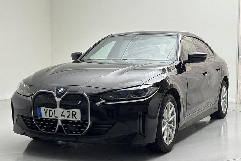 Svart Begagnad 2024 BMW i4 Sedan | 359 000 kr (Superpris) - Bild 1/4